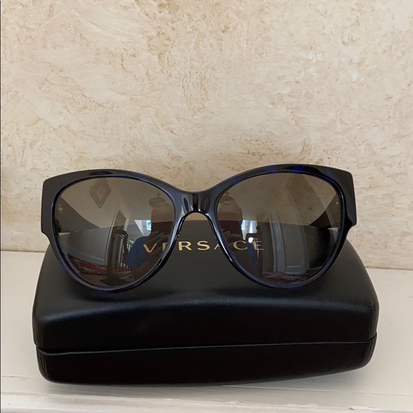 Versace Accessories - Authentic Versace sunglasses flawless condition 🕶